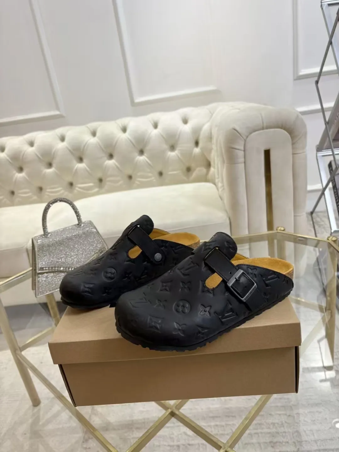 Women's p560 Men's p580 ✨ LV couple's toe-cap slippers | Full of high-end feel, you can walk with wind! ✨ This pair of LV classic toe-cap slippers is simply a "walking grass-planting machine"! Original three-dimensional embossed cowhide + cowhide fabric, the texture is high-end at first glance, and you will become a rich daughter/son in seconds ~💅 🌟 Why must you join TA? ✔️ Original embossed cowhide - clear texture but not cheap, classic presbyopia yyds ✔️ Belt buckle + metal logo - ecstatic control of details, exquisite to the heel! ✔️ Sheepskin lining + cushioned footbed - it feels like stepping on clouds ☁️, and you won’t feel tired when you go shopping~ ✔️ Non-slip rubber sole - walking is as stable as a mountain, and you are not afraid of slipping on rainy days!  👫 The best outfit for couples: Whether it’s shorts, T-shirts👕 or long skirts and suits👗, pairing these shoes with each other will immediately create a lazy and high-end atmosphere! Everyday outings/vacations, no matter what you shoot, it will look like a blockbuster📸🔥 The texture and foot feel that only the higher version can have, it is not a hit or a hit! Heartbeat is not as good as action. True love is true when both pairs are in pairs~💖 #LVcoupleslippers #高色综合 #好看不狠的 Feet #couples’ must-have